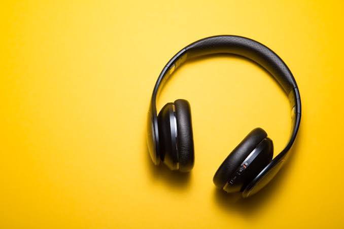 Casque Bluetooth sans fil noir sur fond jaune
